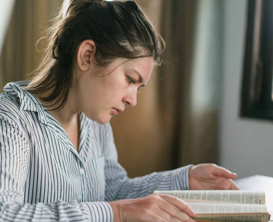 Ragazza consulta un dizionario