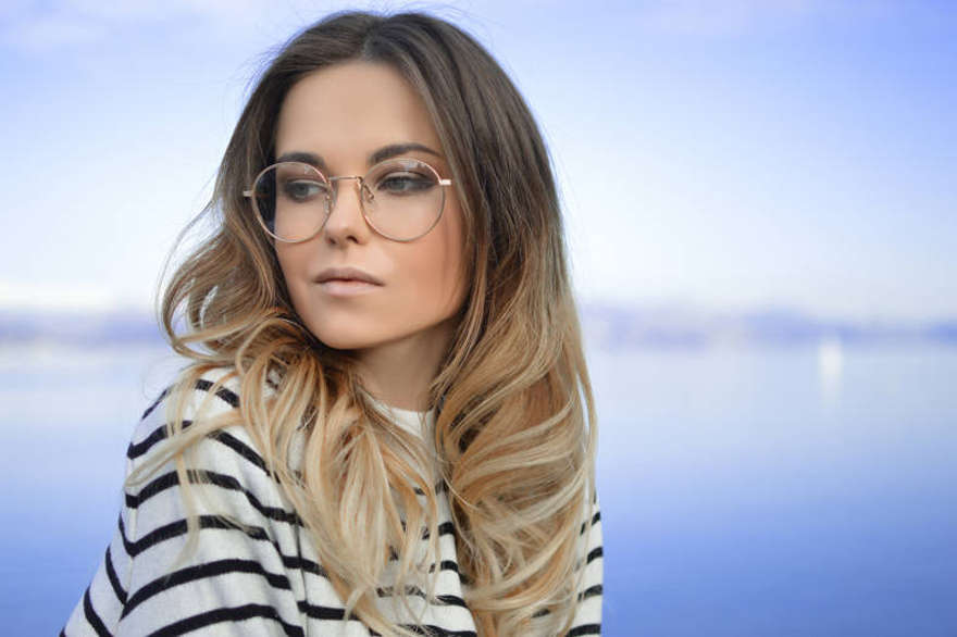 donna riflette su laser e luce pulsata per i baffetti