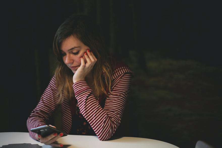 Ragazza cerca metodi di depilazione definitiva