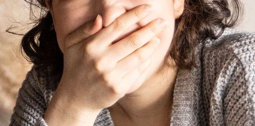 donna che copre i segni dell