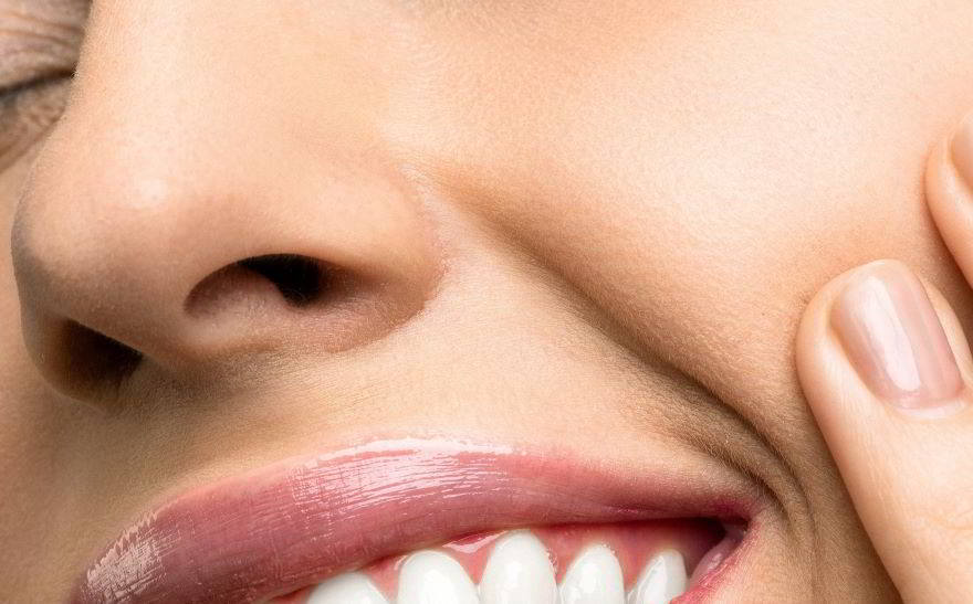 donna che ha depilato naso e bafetti definitivamente