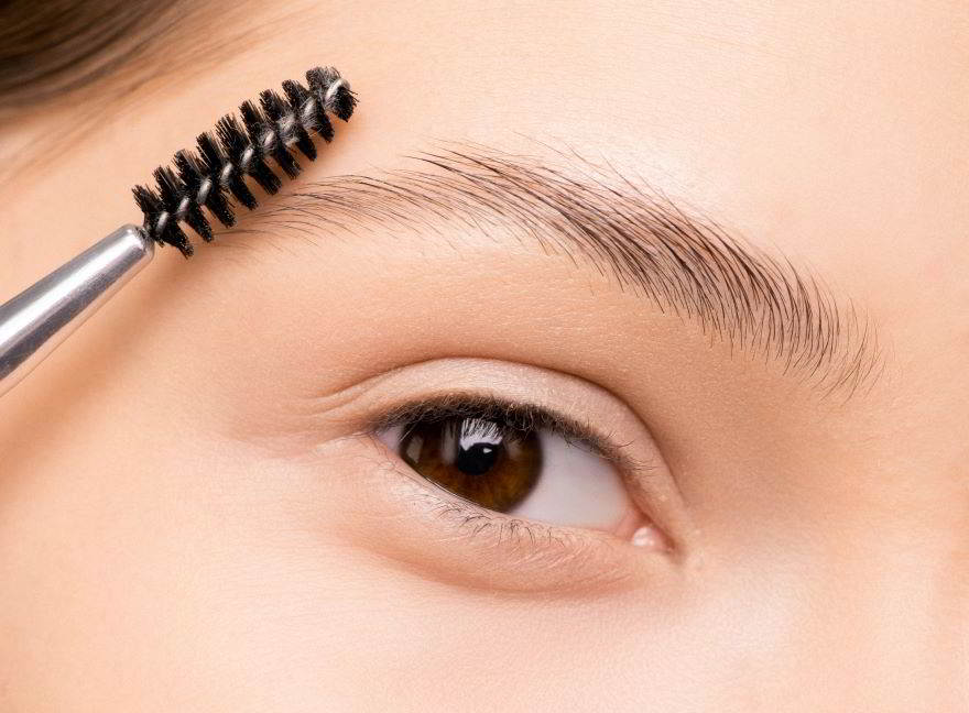 ragazza con sopracciglia perfette dopo la ceretta