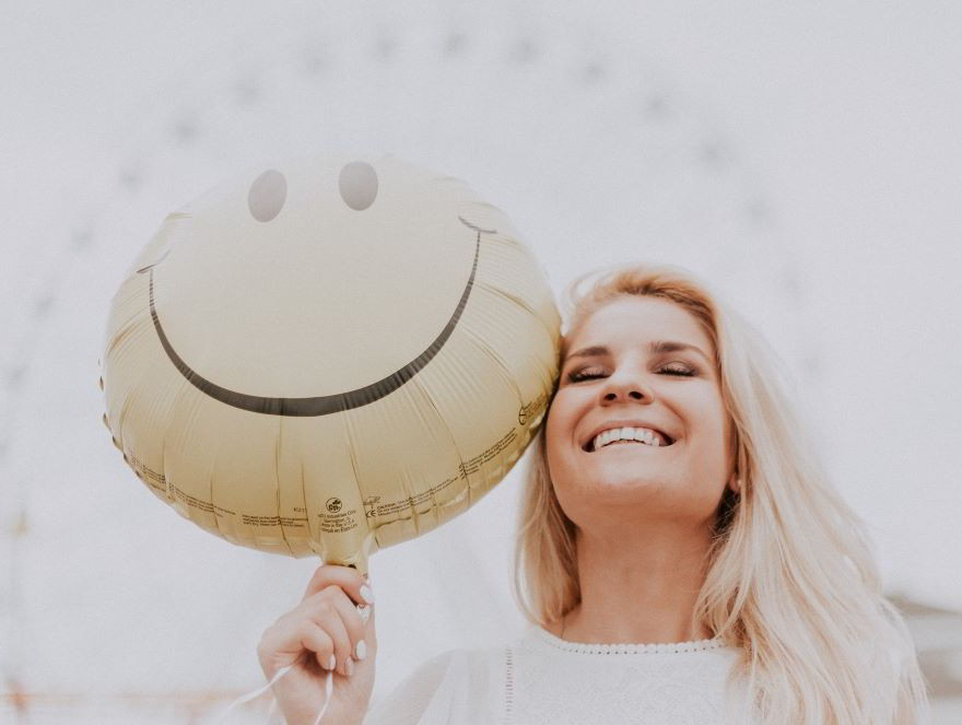 ragazza felice dopo aver scoperto la depilazione laser per il viso