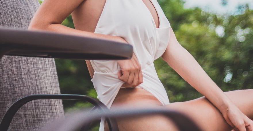 donna felice di mostrare la propria pelle dopo aver depilato l