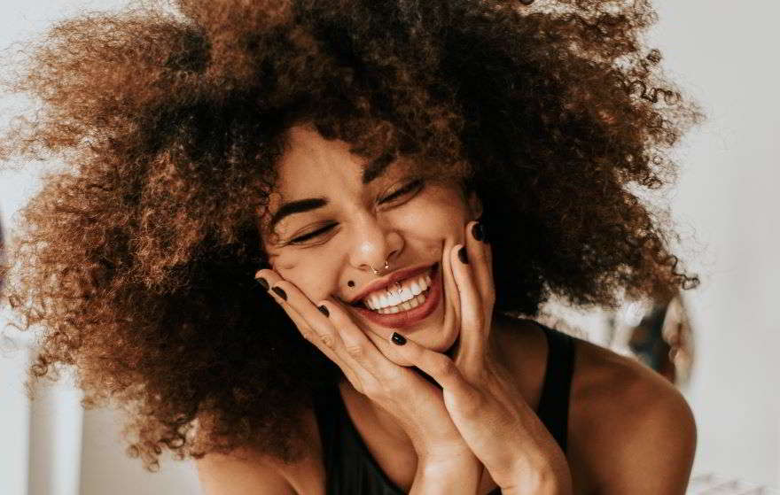 ragazza che copre i peli del viso con le mani