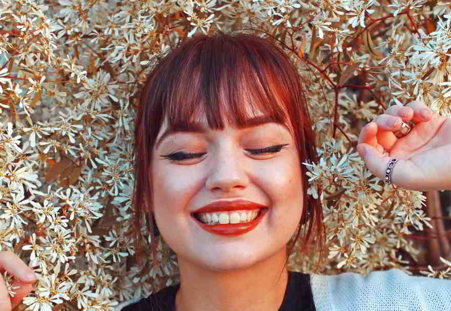 ragazza felice dopo aver fatto il laser al viso