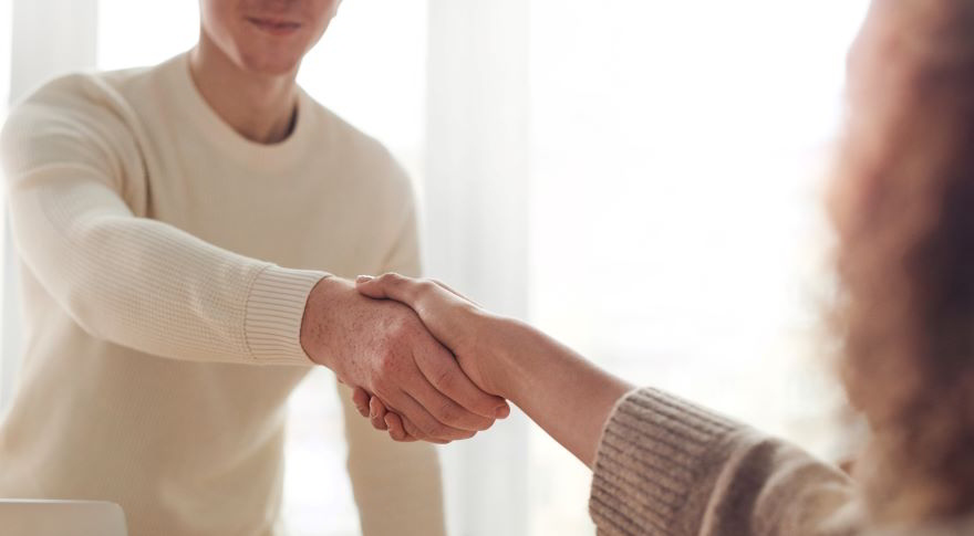 mano di un uomo con puntini post depilazione