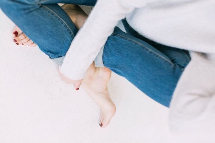ragazza che copre i peli sui piedi