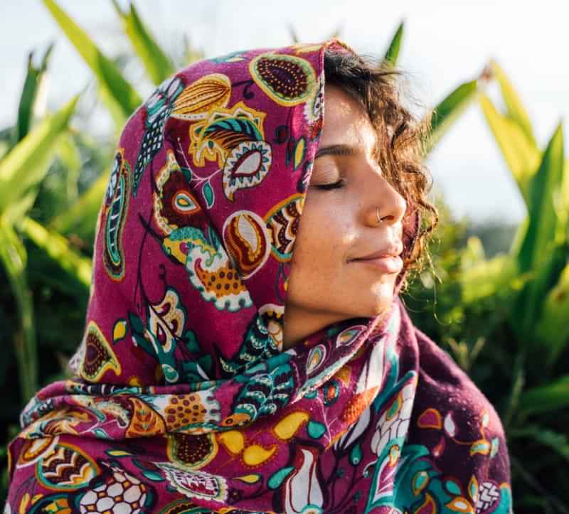 La tecnica del filo arabo può essere usata per togliere i baffetti