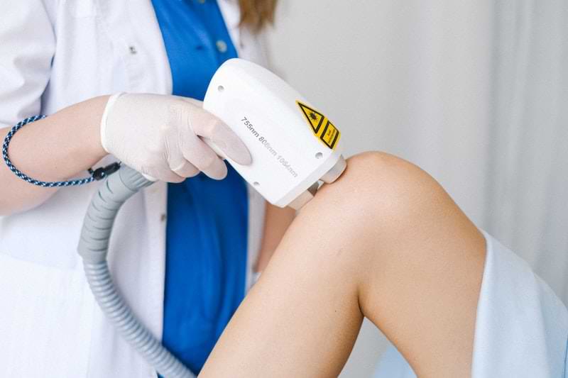 è più efficace la luce pulsata o il laser? ragazza riceve trattamento di epilazione definitiva