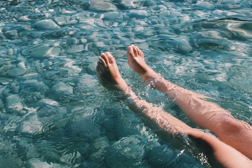 gambe lisce e vellutate al mare
