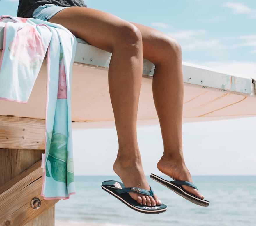 gambe lisce e abbronzate in spiaggia