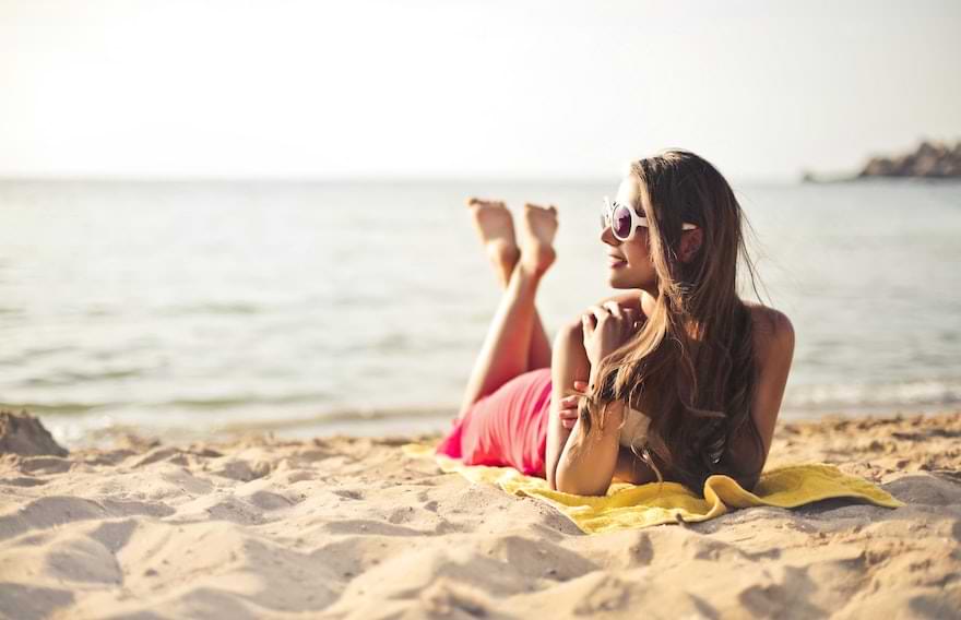 ragazza prende il sole dopo l