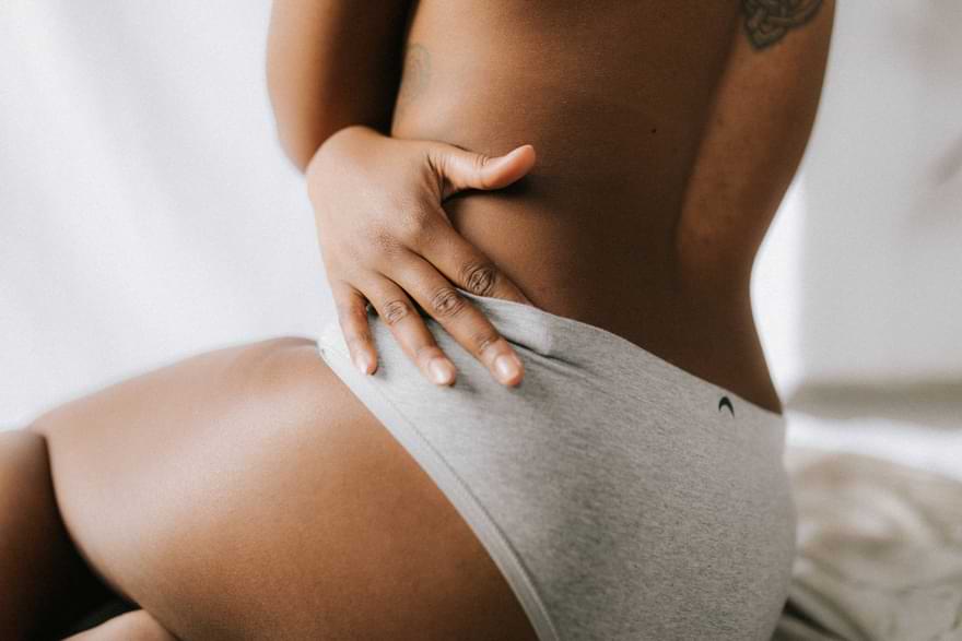 ragazza di schiena in slip grigi