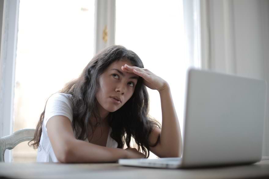 ragazza in dubbio cerca al pc gli effetti collaterali della liposuzione