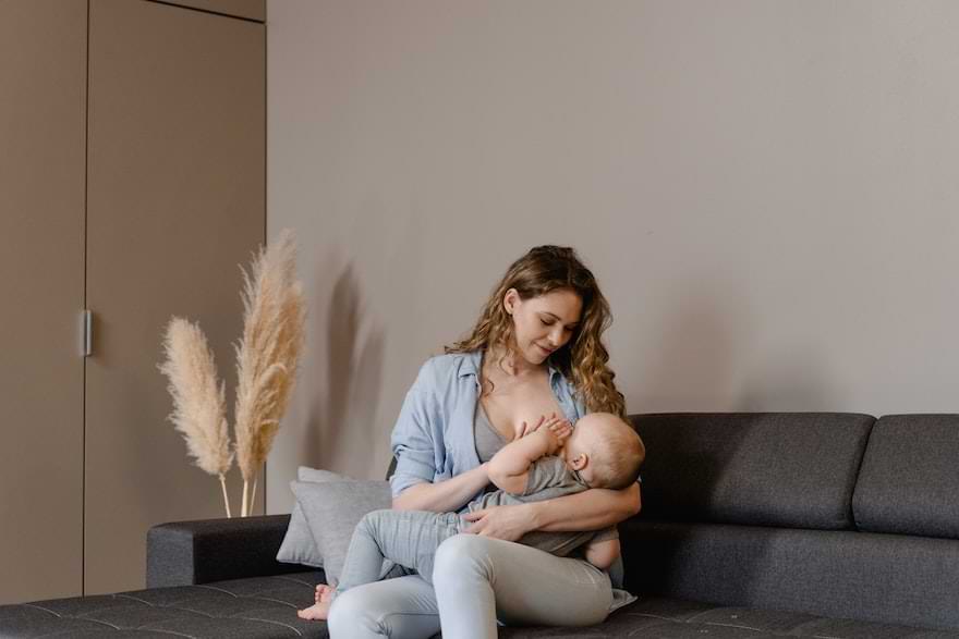madre allatta il bambino al seno