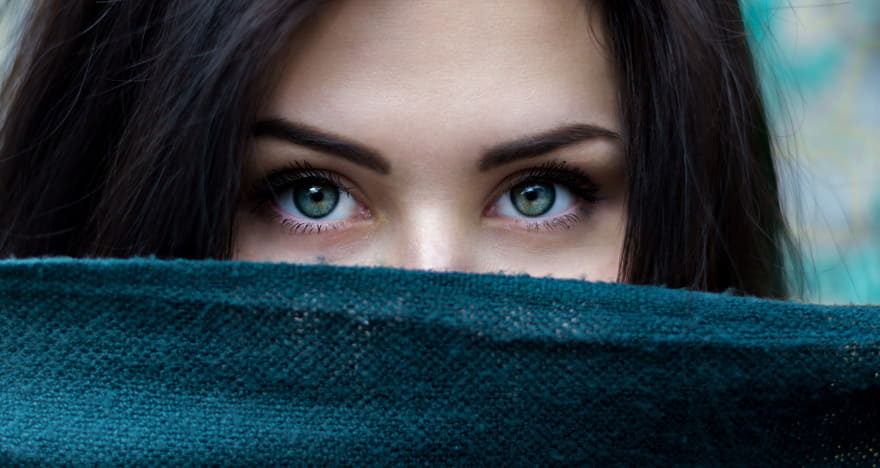 Donna che ha fatto laser alle sopracciglia